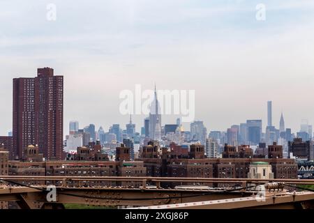 Blick auf die Skyline von Manhattan mit Empire State Building und Chrysler Building von der Brooklyn Bridge, New York City, USA Stockfoto
