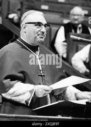 1977 Roma Archivio Storico Olycom/LaPresse Pericle Felici (Segni, 1° agosto 1911 - Foggia, 22 marzo 1982) è stato un cardinale e arcivescovo cattolico italiano. Al momento della sua nomina a cardinale e fino alla creazione del cardinale Sebastiano Baggio è stato il porporato italiano più giovane. Ha partecipato attivamente, come segretario generale, ai lavori del Concilio Vaticano II È thouato l'artefice della revisione del Codice di Diritto Canonico. Nella Foto: Pericle Felici prefetto del Supremo tribunale della Segnatura Apostolica. Auf dem Foto: Pericle Felici Präfekt des Obersten Stockfoto