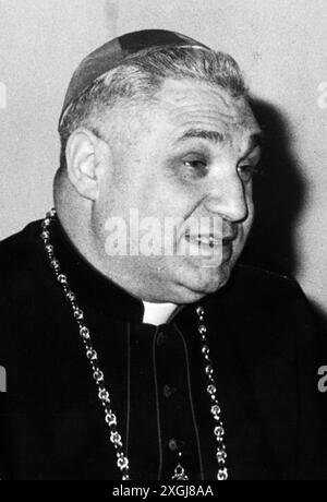 1977 Roma Archivio Storico Olycom/LaPresse Pericle Felici (Segni, 1° agosto 1911 - Foggia, 22 marzo 1982) è stato un cardinale e arcivescovo cattolico italiano. Al momento della sua nomina a cardinale e fino alla creazione del cardinale Sebastiano Baggio è stato il porporato italiano più giovane. Ha partecipato attivamente, come segretario generale, ai lavori del Concilio Vaticano II È thouato l'artefice della revisione del Codice di Diritto Canonico. Nella Foto: Pericle Felici prefetto del Supremo tribunale della Segnatura Apostolica. Auf dem Foto: Pericle Felici Präfekt des Obersten Stockfoto