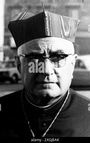 1977 Roma Archivio Storico Olycom/LaPresse Pericle Felici (Segni, 1° agosto 1911 - Foggia, 22 marzo 1982) è stato un cardinale e arcivescovo cattolico italiano. Al momento della sua nomina a cardinale e fino alla creazione del cardinale Sebastiano Baggio è stato il porporato italiano più giovane. Ha partecipato attivamente, come segretario generale, ai lavori del Concilio Vaticano II È thouato l'artefice della revisione del Codice di Diritto Canonico. Nella Foto: Pericle Felici prefetto del Supremo tribunale della Segnatura Apostolica. Auf dem Foto: Pericle Felici Präfekt des Obersten Stockfoto