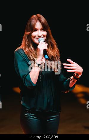 Mailand, Italien. Juli 2024. Carla Bruni tritt live während des Worm Up auf! Festival im Teatro Dal Verme in Mailand, Italien, am 06. Juli 2024 (Foto: Alessandro Bremec/NurPhoto). Quelle: NurPhoto SRL/Alamy Live News Stockfoto