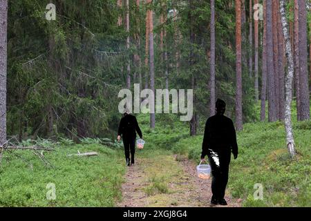 Stilisierte Menschen laufen im Wald und pflücken Pilze mit Körben in der Hand Stockfoto