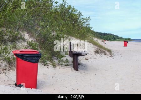Roter Mülleimer am Strand Stockfoto