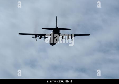 Viermotorige Turboprop-Militärtransportflugzeuge am Himmel. (Lockheed C-130 Hercules) Stockfoto