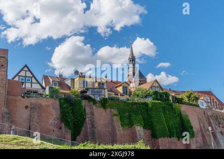 Stadtblick auf Tangermünde mit Fachwerkhäusern und Stadtmauer Stockfoto