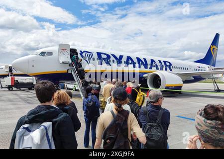 Berlin, Deutschland, 12.06.2024: Flghafen BER: Passagiere auf dem Rollfeld vor Einstieg über eine Treppe in eine Ryanair-Maschine *** Berlin, Deutschland, 12 06 2024 Flughafen BER Passagiere auf dem Asphalt vor dem Einstieg in ein Ryanair Flugzeug über eine Treppe Copyright: XdtsxNachrichtenagenturx dts 43757 Stockfoto