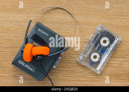 Sony WALKMAN ® Kassettenspieler mit einer Kassette Stockfoto