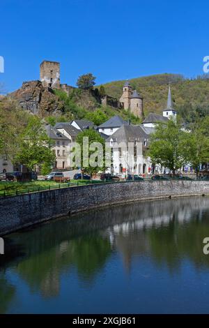 Europa, Luxemburg, Diekirch, Esch-sur-Sûre, Blick auf den Fluss Sûre und das Dorfzentrum Stockfoto