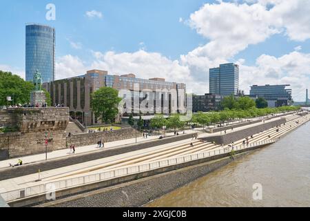 Kennedy-Ufer und Rheinboulevard im Kölner Stadtteil Deutz am Rhein von der Hohenzollernbrücke aus gesehen Stockfoto