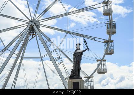 Detail des temporären Riesenrads in Troon South Beach mit dem Kriegsdenkmal im Vordergrund, South Ayrshire, Schottland, Großbritannien, Europa Stockfoto