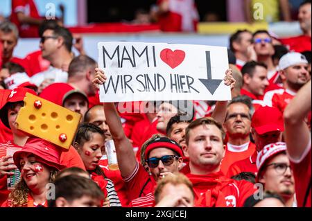 Fans (Schweiz) beim Spiel der UEFA Euro Deutschland 2024 zwischen England 6-4 Schweiz in der Düsseldorf Arena am 06. Juli 2024 in Düsseldorf. Quelle: Maurizio Borsari/AFLO/Alamy Live News Stockfoto