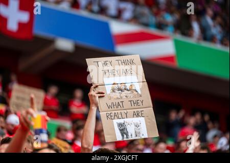 Fans (Schweiz) beim Spiel der UEFA Euro Deutschland 2024 zwischen England 6-4 Schweiz in der Düsseldorf Arena am 06. Juli 2024 in Düsseldorf. Quelle: Maurizio Borsari/AFLO/Alamy Live News Stockfoto