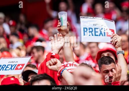 Fans (Schweiz) beim Spiel der UEFA Euro Deutschland 2024 zwischen England 6-4 Schweiz in der Düsseldorf Arena am 06. Juli 2024 in Düsseldorf. Quelle: Maurizio Borsari/AFLO/Alamy Live News Stockfoto
