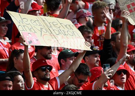 Fans (Schweiz) beim Spiel der UEFA Euro Deutschland 2024 zwischen England 6-4 Schweiz in der Düsseldorf Arena am 06. Juli 2024 in Düsseldorf. Quelle: Maurizio Borsari/AFLO/Alamy Live News Stockfoto