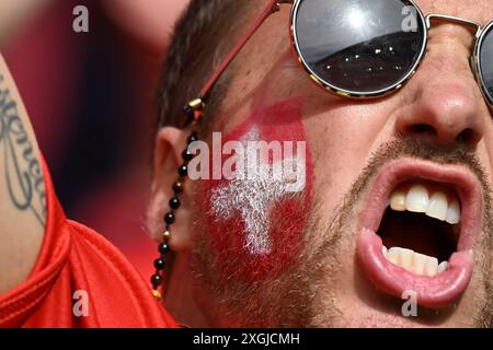 Fans (Schweiz) beim Spiel der UEFA Euro Deutschland 2024 zwischen England 6-4 Schweiz in der Düsseldorf Arena am 06. Juli 2024 in Düsseldorf. Quelle: Maurizio Borsari/AFLO/Alamy Live News Stockfoto