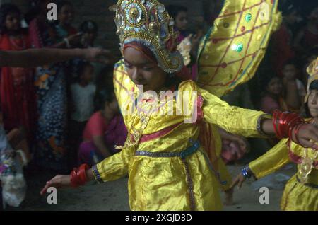 Naogaon, Bangladesch. Juli 2024. Ein Kind tritt beim Bhoot Puja Festival (Geisterverehrung) im Jotnipotni Kali Mandir in Patnitala upazila im Bezirk Naogaon auf. (Kreditbild: © MD Mehedi Hasan/ZUMA Press Wire) NUR REDAKTIONELLE VERWENDUNG! Nicht für kommerzielle ZWECKE! Stockfoto