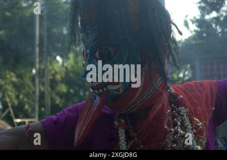 Naogaon, Bangladesch. Juli 2024. Ein hinduistischer Anhänger tritt beim Bhoot Puja Festival (Geisterverehrung) im Jotnipotni Kali Mandir in Patnitala upazila im Bezirk Naogaon auf. (Kreditbild: © MD Mehedi Hasan/ZUMA Press Wire) NUR REDAKTIONELLE VERWENDUNG! Nicht für kommerzielle ZWECKE! Stockfoto