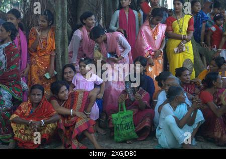 Naogaon, Bangladesch. Juli 2024. Hinduistische Anhänger sehen Auftritte beim Bhoot Puja Festival (Geisterverehrung) im Jotnipotni Kali Mandir in Patnitala upazila im Naogaon District. (Kreditbild: © MD Mehedi Hasan/ZUMA Press Wire) NUR REDAKTIONELLE VERWENDUNG! Nicht für kommerzielle ZWECKE! Stockfoto