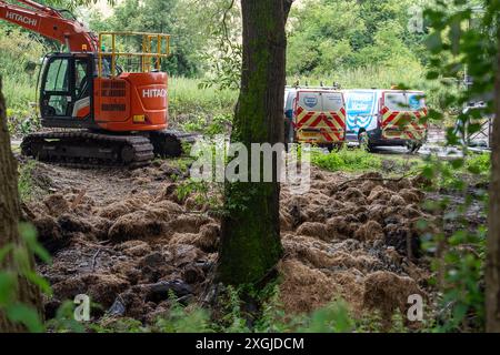 Amersham, Großbritannien. Juli 2024. Das Wasser der Themse fließt seit über 3.500 Stunden aus den Amersham Balancing Tanks in den River Misbourne. Sie haben heute wieder dort entlassen. Flussabwärts von den Ableitungen riecht ein Abwasser aus dem Fluss Misbourne im Dorf Chalfont St Giles in Buckinghamshire. Es gibt deutliche Hinweise auf Klärpilz im River Misbourne, einem seltenen Kalkstrom, und entlang der Ufer. Thames Water hat 158 Millionen Pfund an die Aktionäre gezahlt, obwohl sie 15 Milliarden Pfund schulden. Thames Water hat gesagt, dass sie bis Mai 2025 kein Bargeld mehr haben werden. CEO von Thames Water, CH Stockfoto