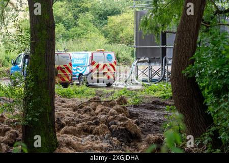 Amersham, Großbritannien. Juli 2024. Das Wasser der Themse fließt seit über 3.500 Stunden aus den Amersham Balancing Tanks in den River Misbourne. Sie haben heute wieder dort entlassen. Flussabwärts von den Ableitungen riecht ein Abwasser aus dem Fluss Misbourne im Dorf Chalfont St Giles in Buckinghamshire. Es gibt deutliche Hinweise auf Klärpilz im River Misbourne, einem seltenen Kalkstrom, und entlang der Ufer. Thames Water hat 158 Millionen Pfund an die Aktionäre gezahlt, obwohl sie 15 Milliarden Pfund schulden. Thames Water hat gesagt, dass sie bis Mai 2025 kein Bargeld mehr haben werden. CEO von Thames Water, CH Stockfoto