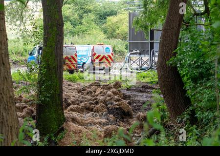 Amersham, Großbritannien. Juli 2024. Das Wasser der Themse fließt seit über 3.500 Stunden aus den Amersham Balancing Tanks in den River Misbourne. Sie haben heute wieder dort entlassen. Flussabwärts von den Ableitungen riecht ein Abwasser aus dem Fluss Misbourne im Dorf Chalfont St Giles in Buckinghamshire. Es gibt deutliche Hinweise auf Klärpilz im River Misbourne, einem seltenen Kalkstrom, und entlang der Ufer. Thames Water hat 158 Millionen Pfund an die Aktionäre gezahlt, obwohl sie 15 Milliarden Pfund schulden. Thames Water hat gesagt, dass sie bis Mai 2025 kein Bargeld mehr haben werden. CEO von Thames Water, CH Stockfoto