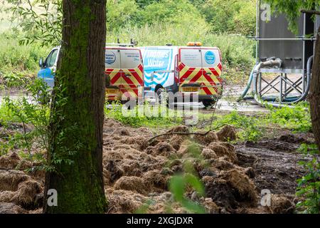 Amersham, Großbritannien. Juli 2024. Das Wasser der Themse fließt seit über 3.500 Stunden aus den Amersham Balancing Tanks in den River Misbourne. Sie haben heute wieder dort entlassen. Flussabwärts von den Ableitungen riecht ein Abwasser aus dem Fluss Misbourne im Dorf Chalfont St Giles in Buckinghamshire. Es gibt deutliche Hinweise auf Klärpilz im River Misbourne, einem seltenen Kalkstrom, und entlang der Ufer. Thames Water hat 158 Millionen Pfund an die Aktionäre gezahlt, obwohl sie 15 Milliarden Pfund schulden. Thames Water hat gesagt, dass sie bis Mai 2025 kein Bargeld mehr haben werden. CEO von Thames Water, CH Stockfoto