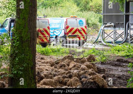 Amersham, Großbritannien. Juli 2024. Das Wasser der Themse fließt seit über 3.500 Stunden aus den Amersham Balancing Tanks in den River Misbourne. Sie haben heute wieder dort entlassen. Flussabwärts von den Ableitungen riecht ein Abwasser aus dem Fluss Misbourne im Dorf Chalfont St Giles in Buckinghamshire. Es gibt deutliche Hinweise auf Klärpilz im River Misbourne, einem seltenen Kalkstrom, und entlang der Ufer. Thames Water hat 158 Millionen Pfund an die Aktionäre gezahlt, obwohl sie 15 Milliarden Pfund schulden. Thames Water hat gesagt, dass sie bis Mai 2025 kein Bargeld mehr haben werden. CEO von Thames Water, CH Stockfoto