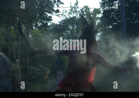 Naogaon, Bangladesch. Juli 2024. Ein hinduistischer Anhänger tritt beim Bhoot Puja Festival (Geisterverehrung) im Jotnipotni Kali Mandir in Patnitala upazila im Bezirk Naogaon auf. (Kreditbild: © MD Mehedi Hasan/ZUMA Press Wire) NUR REDAKTIONELLE VERWENDUNG! Nicht für kommerzielle ZWECKE! Stockfoto