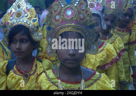 Naogaon, Bangladesch. Juli 2024. Kinder posieren für ein Foto, während sie beim Bhoot Puja Festival (Geisterverehrung) im Jotnipotni Kali Mandir in Patnitala upazila im Bezirk Naogaon auftreten. (Kreditbild: © MD Mehedi Hasan/ZUMA Press Wire) NUR REDAKTIONELLE VERWENDUNG! Nicht für kommerzielle ZWECKE! Stockfoto