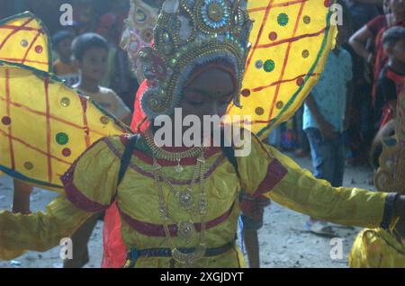 Naogaon, Bangladesch. Juli 2024. Ein Kind tritt beim Bhoot Puja Festival (Geisterverehrung) im Jotnipotni Kali Mandir in Patnitala upazila im Bezirk Naogaon auf. (Kreditbild: © MD Mehedi Hasan/ZUMA Press Wire) NUR REDAKTIONELLE VERWENDUNG! Nicht für kommerzielle ZWECKE! Stockfoto