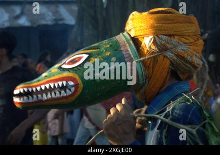 Naogaon, Bangladesch. Juli 2024. Ein hinduistischer Anhänger tritt beim Bhoot Puja Festival (Geisterverehrung) im Jotnipotni Kali Mandir in Patnitala upazila im Bezirk Naogaon auf. (Kreditbild: © MD Mehedi Hasan/ZUMA Press Wire) NUR REDAKTIONELLE VERWENDUNG! Nicht für kommerzielle ZWECKE! Stockfoto