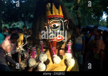 Naogaon, Bangladesch. Juli 2024. Ein hinduistischer Anhänger tritt beim Bhoot Puja Festival (Geisterverehrung) im Jotnipotni Kali Mandir in Patnitala upazila im Bezirk Naogaon auf. (Kreditbild: © MD Mehedi Hasan/ZUMA Press Wire) NUR REDAKTIONELLE VERWENDUNG! Nicht für kommerzielle ZWECKE! Stockfoto