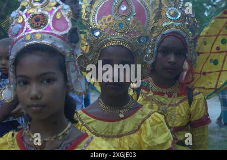 Naogaon, Bangladesch. Juli 2024. Kinder posieren für ein Foto, während sie beim Bhoot Puja Festival (Geisterverehrung) im Jotnipotni Kali Mandir in Patnitala upazila im Bezirk Naogaon auftreten. (Kreditbild: © MD Mehedi Hasan/ZUMA Press Wire) NUR REDAKTIONELLE VERWENDUNG! Nicht für kommerzielle ZWECKE! Stockfoto