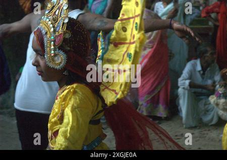 Naogaon, Bangladesch. Juli 2024. Ein Kind tritt beim Bhoot Puja Festival (Geisterverehrung) im Jotnipotni Kali Mandir in Patnitala upazila im Bezirk Naogaon auf. (Kreditbild: © MD Mehedi Hasan/ZUMA Press Wire) NUR REDAKTIONELLE VERWENDUNG! Nicht für kommerzielle ZWECKE! Stockfoto