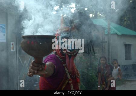 Naogaon, Bangladesch. Juli 2024. Ein hinduistischer Anhänger tritt beim Bhoot Puja Festival (Geisterverehrung) im Jotnipotni Kali Mandir in Patnitala upazila im Bezirk Naogaon auf. (Kreditbild: © MD Mehedi Hasan/ZUMA Press Wire) NUR REDAKTIONELLE VERWENDUNG! Nicht für kommerzielle ZWECKE! Stockfoto