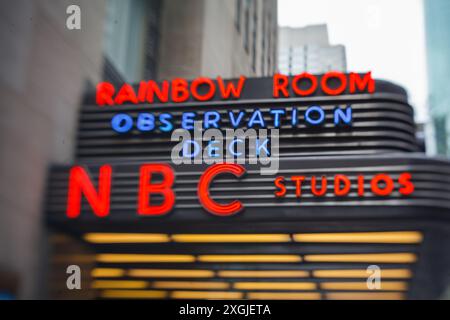 Das Neonschild NBC Studios Tour auf der 49. Straße in Midtown Manhattan, New York City Stockfoto