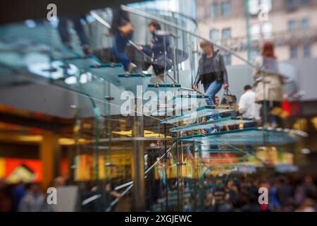 Die legendäre Glastreppe des Apple Store Cube in der Fifth Avenue, Manhattan, New York City Stockfoto