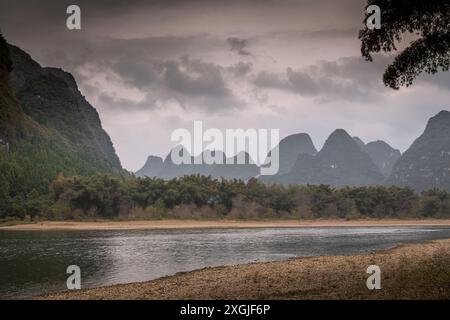 Dramatischer Himmel über Guilin und eine Flussbiegung in der Nähe von Xingping, China. Kopierbereich für Text Stockfoto