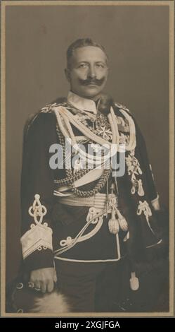 Wilhelm II. (Friedrich Wilhelm Viktor Albrecht) war von 1888 bis zu seiner Abdankung 1918 der letzte deutsche Kaiser und König von Preußen, was das Ende des Deutschen Reiches sowie die 300-jährige Herrschaft der Hohenzollern vom 27. Januar 1859 bis 4. Juni 1941 bedeutete. Durch seine Mutter Victoria von Großbritannien und Irland war er der Enkel von Königin Victoria. Fotograf William Slade Stuart (1858–1938), Studio Richmond, Surrey Stockfoto