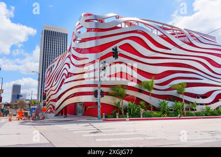Los Angeles, Kalifornien - 4. April 2024: Die auffällige Fassade des Petersen Automotive Museum mit seinem einzigartigen architektonischen Stil. Stockfoto