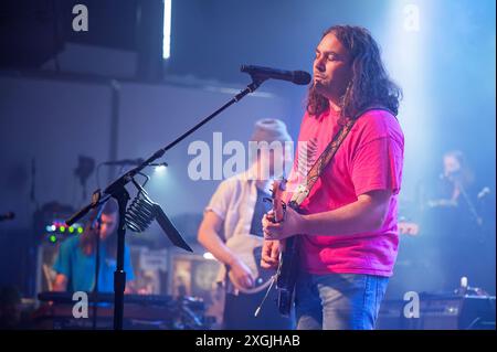 Manchester, Großbritannien. Juli 2024. Adam Granduciel, David Hartley, Robbie Bennett, Charlie Hall, Jon Natchez, Anthony LaMarca und Eliza Hardy Jones von Th Stockfoto