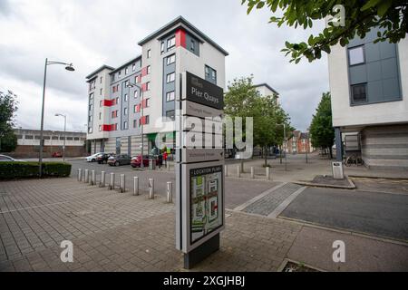 Unite Students bietet Studentenunterkünfte in Medway, Kent, in der Nähe des Campus in Chatham. Bekannt als Pier Quays, liegen die Wohnungen in der Nähe des River Medway und der Städte Gillingham, Chatham, Rainham und Strood. Stockfoto