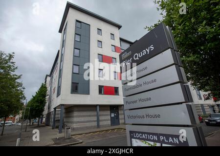 Unite Students bietet Studentenunterkünfte in Medway, Kent, in der Nähe des Campus in Chatham. Bekannt als Pier Quays, liegen die Wohnungen in der Nähe des River Medway und der Städte Gillingham, Chatham, Rainham und Strood. Stockfoto