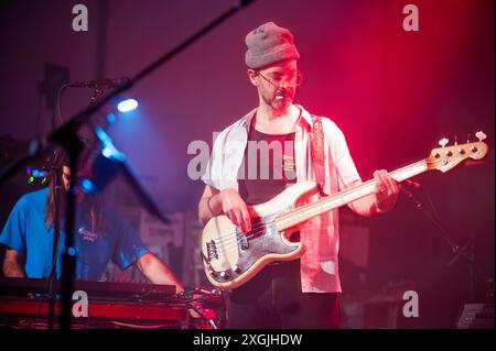 Manchester, Großbritannien. Juli 2024. Adam Granduciel, David Hartley, Robbie Bennett, Charlie Hall, Jon Natchez, Anthony LaMarca und Eliza Hardy Jones von Th Stockfoto