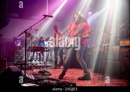 Manchester, Großbritannien. Juli 2024. Adam Granduciel, David Hartley, Robbie Bennett, Charlie Hall, Jon Natchez, Anthony LaMarca und Eliza Hardy Jones von Th Stockfoto