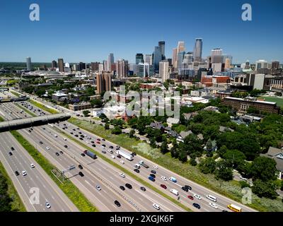 Blick aus der vogelperspektive über der interstate mit der Skyline der Innenstadt von Minneapolis unter einem blauen Sommerhimmel Stockfoto