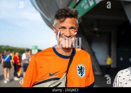 München, Deutschland. Juli 2024. Ein niederländischer Fußballfan hat die Fahnen Frankreichs und der Niederlande im Stadion des Halbfinales der UEFA Euro 2024 zwischen Spanien und Frankreich in der Allianz Arena in München gemalt. Quelle: Gonzales Photo/Alamy Live News Stockfoto