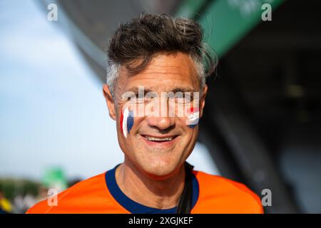 München, Deutschland. Juli 2024. Ein niederländischer Fußballfan hat die Fahnen Frankreichs und der Niederlande im Stadion des Halbfinales der UEFA Euro 2024 zwischen Spanien und Frankreich in der Allianz Arena in München gemalt. Quelle: Gonzales Photo/Alamy Live News Stockfoto