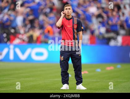 Der Spanier Fermin Lopez inspiziert das Feld vor der UEFA Euro 2024, dem Halbfinalspiel in der Münchner Fußballarena. Bilddatum: Dienstag, 9. Juli 2024. Stockfoto