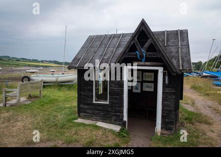 Die Old Ferry Hut am Ufer des Flusses ALN in Alnmouth, Northumberland, England, Großbritannien. Stockfoto